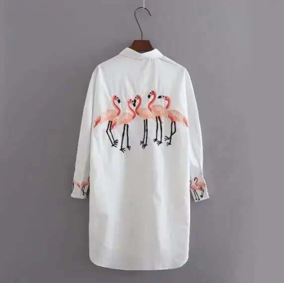 Шикарная рубашка с вышивкой птицы Фламинго на белом фоне 2018 Женская рубашка с лацканами Длинный рукав Средней длины Верхняя блузка.