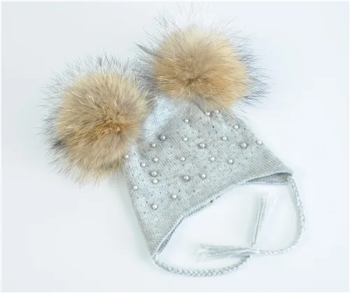 Light grey natural Детская теплая зимняя шапка с двойным меховым помпоном, вязаная шерстяная шапка для маленьких мальчиков и девочек, Шапка-бини с помпонами из натурального меха енота - Цвет: Light grey natural