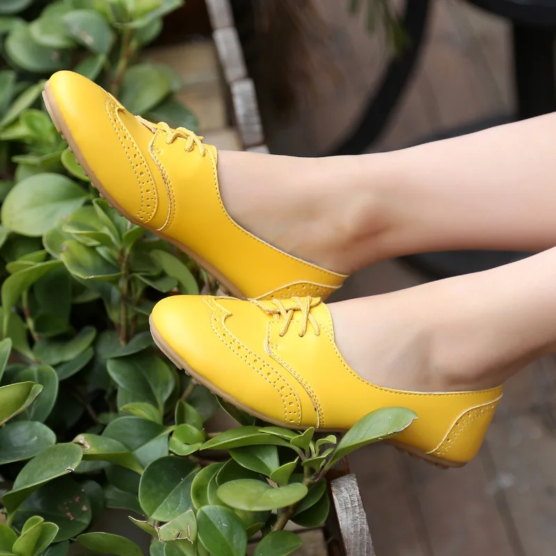 Женская обувь с перфорацией типа броги Женские кроссовки на плоской подошве