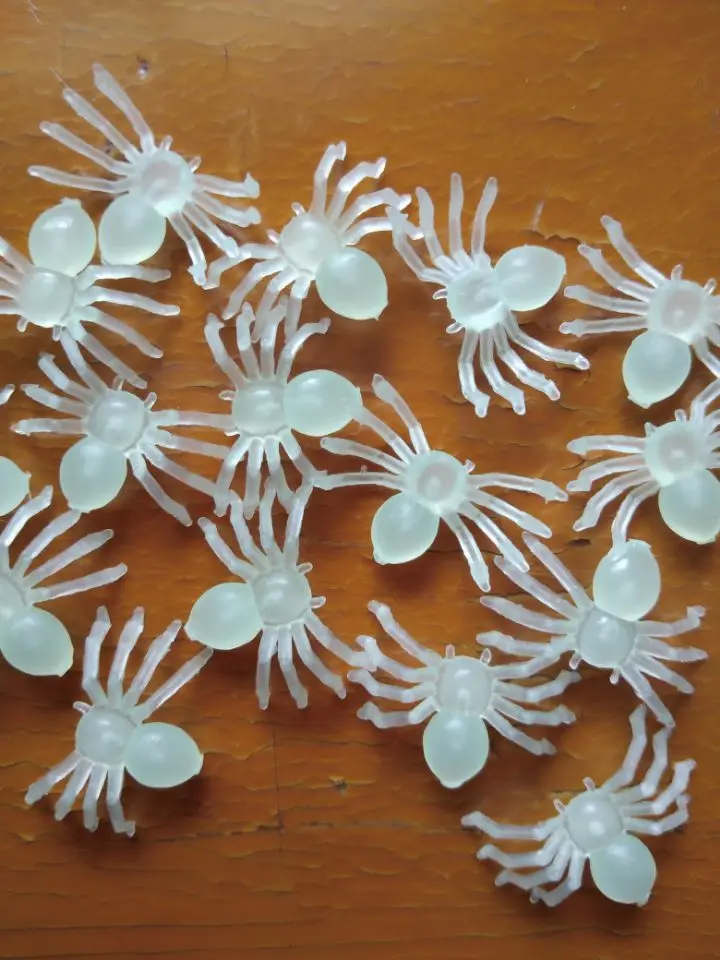 50 Pieces. Luminous spider 2 * 1.4 cm Plastic Black Halloween Festival Decorations Garden fun joke toys party | Дом и сад