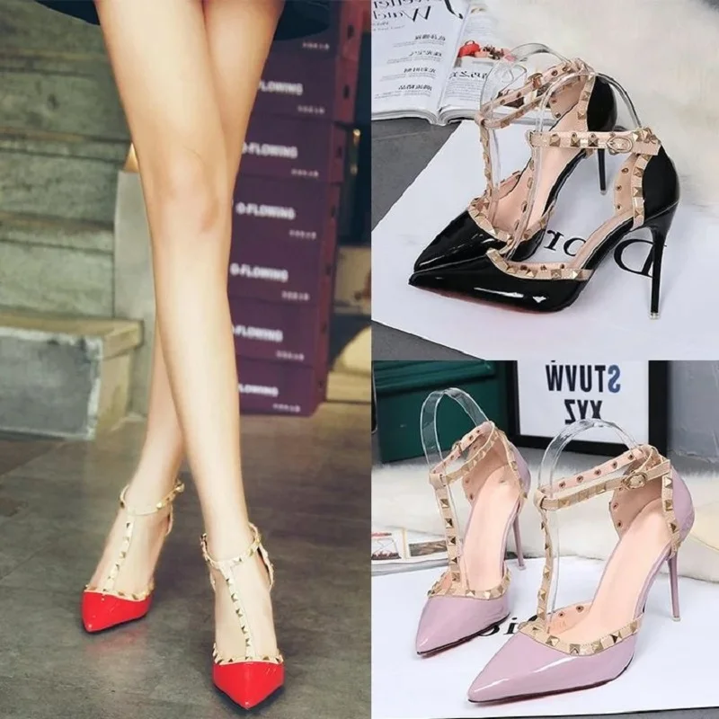 Женская обувь на высоком каблуке с металлическими заклепками из искусственной