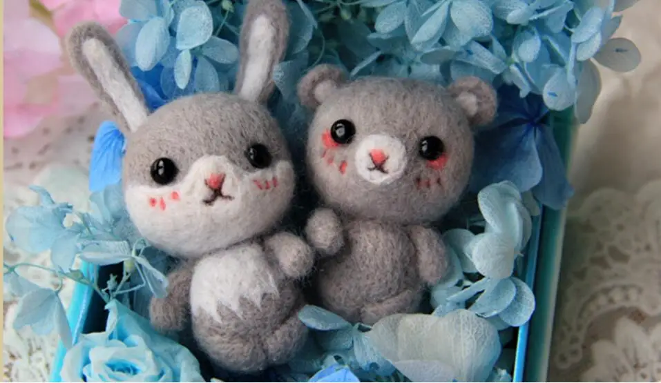 Пара кроликов медведь шерсть набор для валяния зеленые растения войлок сделай