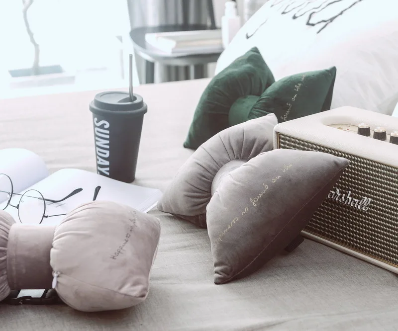 Подушка на подголовник автомобиля с вышивкой в виде банта|Подушка под шею| |