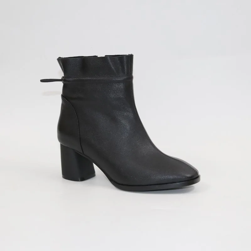 

nside and outside the new cowhide all leather, fashionable, rough and square, comfortable boots.