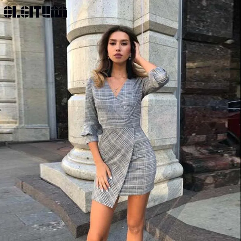 Женское платье в клетку асимметричное облегающее с v-образным вырезом и рукавом