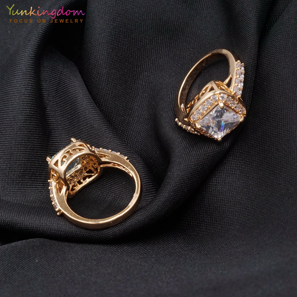 Великолепное обручальное кольцо с квадратным кубическим цирконием и золотым