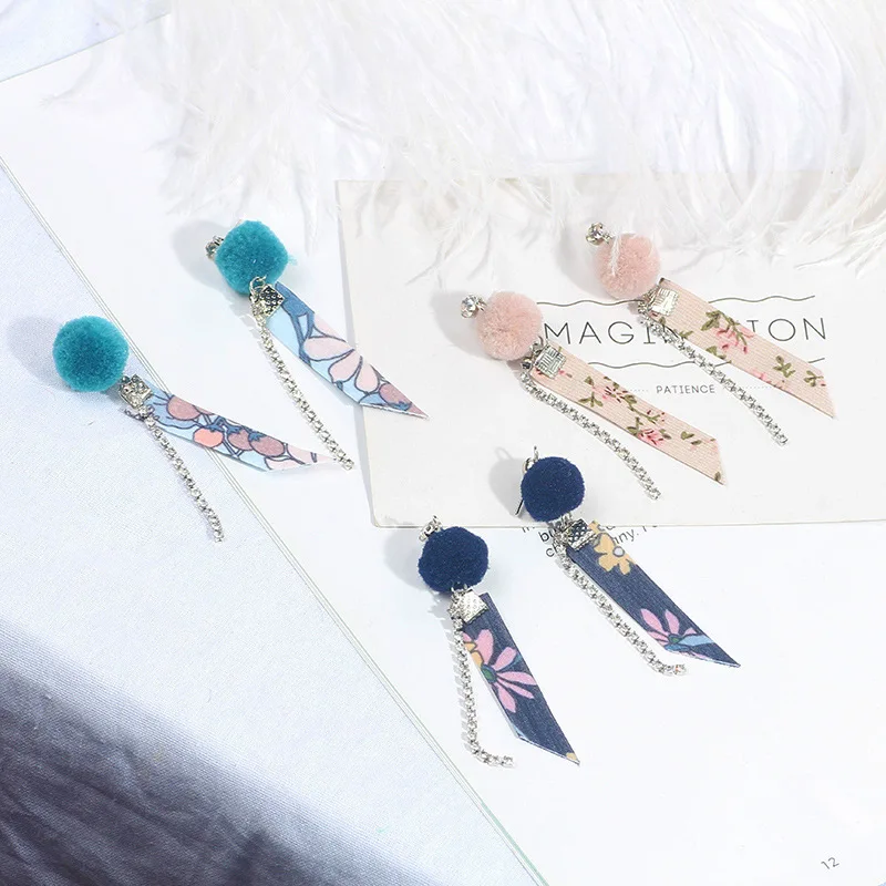 Осенняя и зимняя новая пара плюшевых шариковых серег простые универсальные