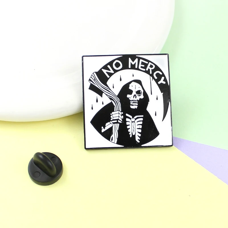 Рамка для фотографии RNG черно-белая с изображением смерти, дьявола и скелета, металлическая, с эмалью, индивидуальный значок в виде косы, бейдж с надписью "не жалей", брошь на лацкан, подарок.