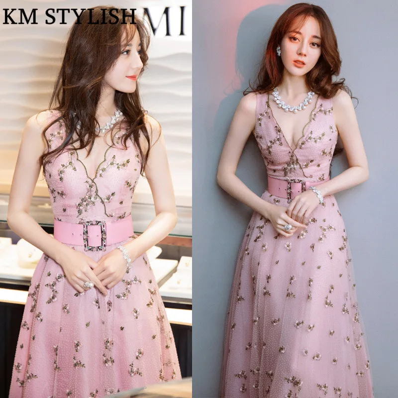 Женское платье миди с цветочной вышивкой розовое приталенное V образным вырезом