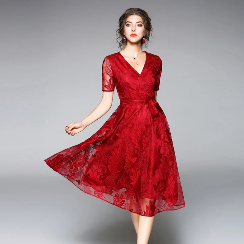 Женское длинное приталенное платье винтажное кружевное до середины икры с