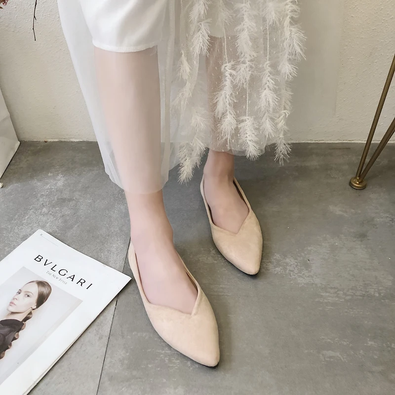 Женские туфли с острым носком простые телесного цвета на плоской подошве удобные