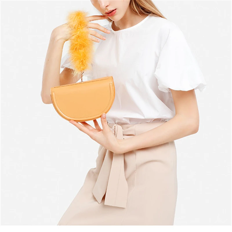Полулуноходная сумка с плюшевой ручкой одноцветная женская модная через плечо