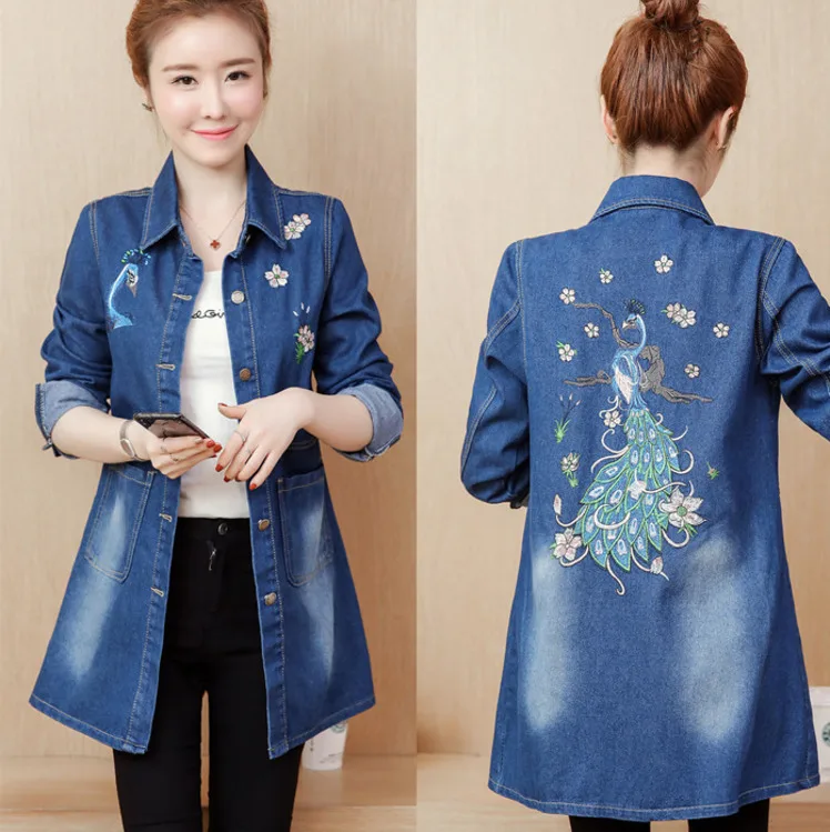 Женская джинсовая куртка #3308 Весенняя длинная с вышивкой в виде павлина