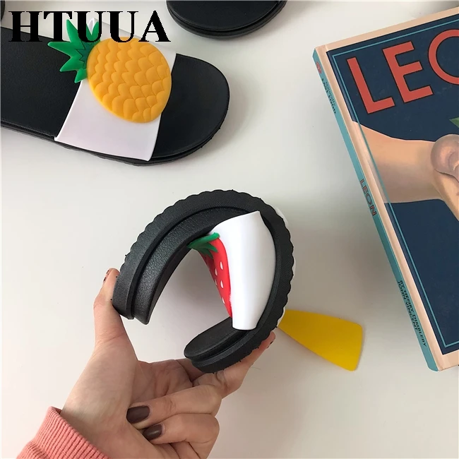 HTUUA новые Мультяшные тапочки с фруктами Для женщин на плоской подошве сланцы