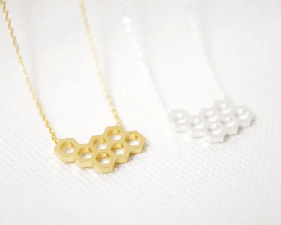 

Daisies One Piece Pendant Necklace Cute Simple Honeycomb Beehive Hive Bee Honeybee Necklace Gift Wedding For Girl Women