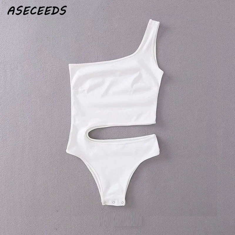 Женский облегающий пляжный комбинезон на одно плечо белый или черный без рукавов