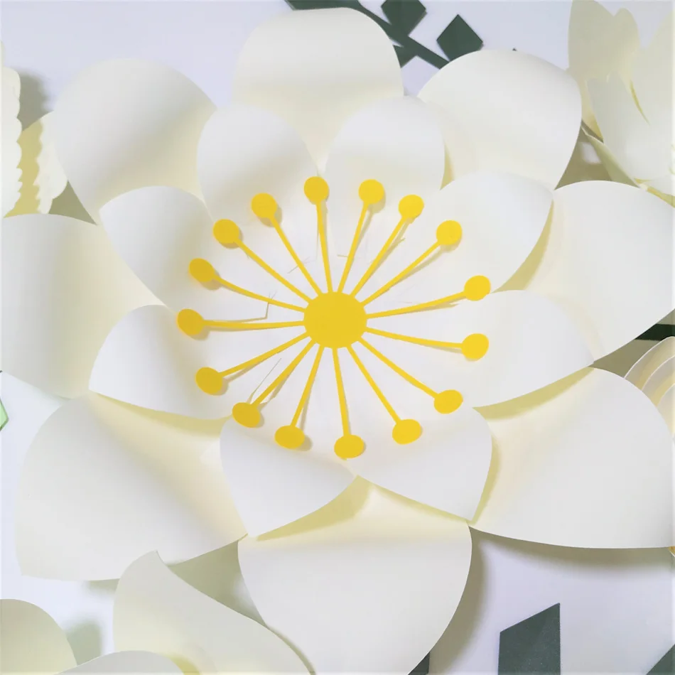 Ручной работы цвета слоновой кости легко Сделано DIY Бумага цветы зеленые листья в