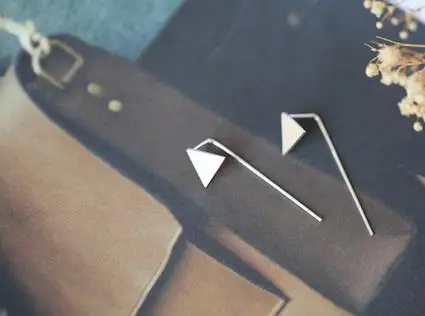 Минималистский геометрический треугольник серьги провода уха длинный абзац