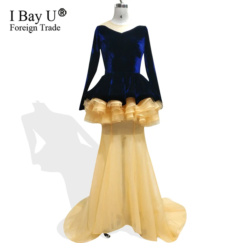 Настоящее фото синего бархатного вечернего платья с круглым вырезом сексуальная