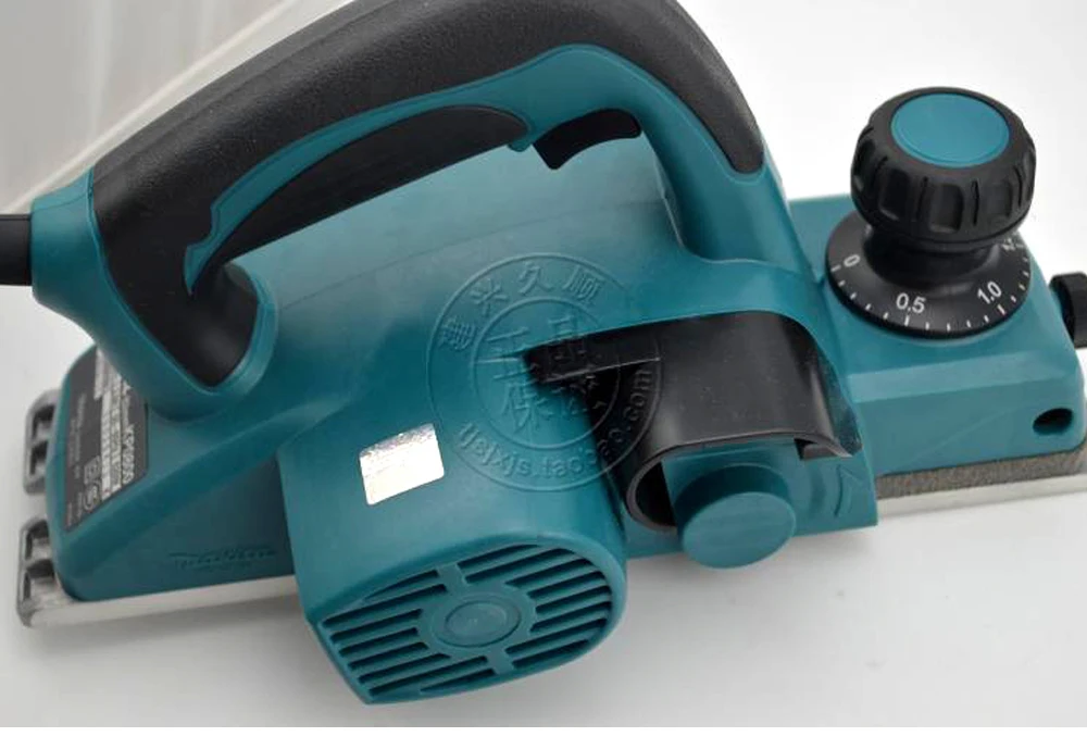 Makita KP0800X 620 Вт ширина строгания: 82 мм(3-1/") глубина: 2,5 мм(3/32") 17000 об/мин ручной Электрический строгальный станок