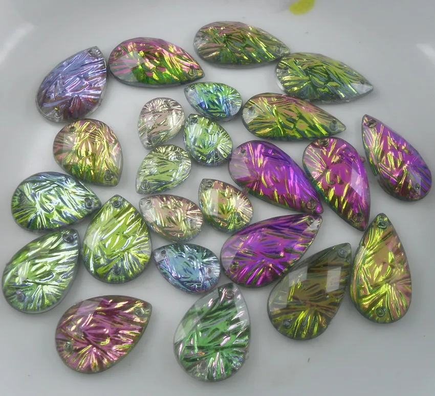 Аппликация для одежды из 20 штук акриловых кристаллов с разноцветными каплями воды, фасетированными гранями и серебристой основой с рельефным рисунком. Можно пришить.