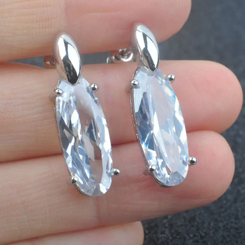 Женские серьги гвоздики с белым камнем фианитом и серебряным покрытием модель