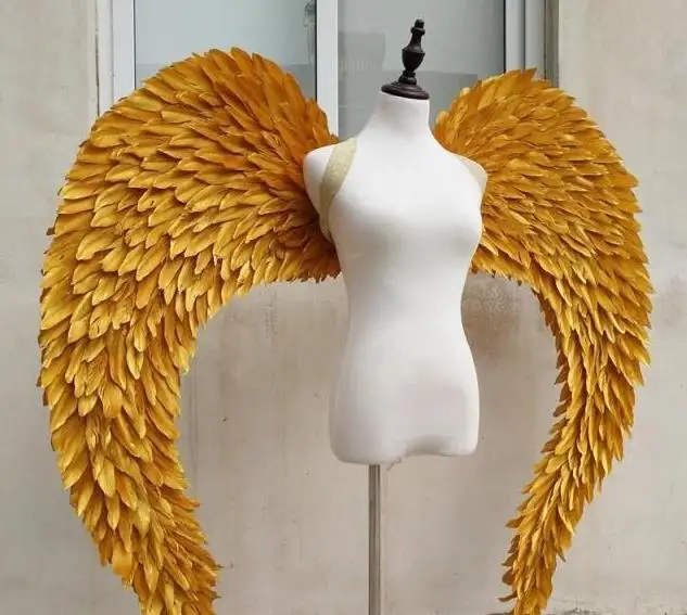 Черные крылья ангела демона, большие перья, модель, подиум, реквизиты, косплей, студийная фотография.