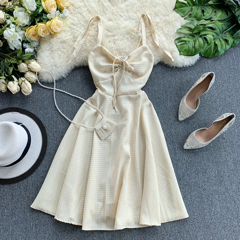 Женское платье на бретельках клетчатое без рукавов с v образным вырезом лето