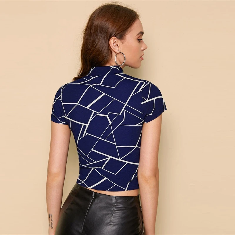 SHEIN Женская Повседневная футболка с геометрическим принтом, короткий рукав, стоячий воротник, летняя Приталенная футболка, короткий топ,, женские топы