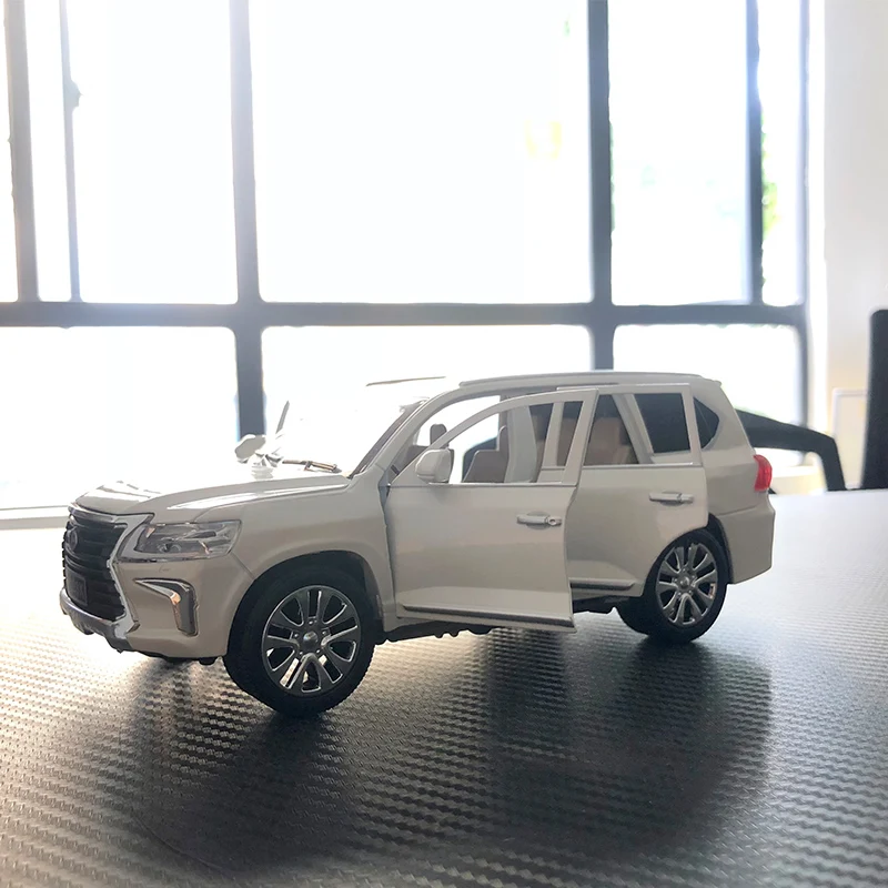 Модель литая автомобиля из сплава со звуком и подсветкой 1/24 LX 570 NX200| |