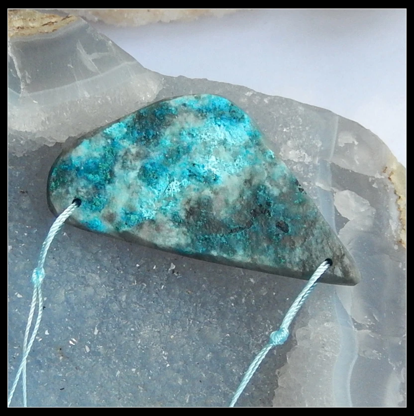 Натуральный камень Drusy Chrysocolla двойное отверстие с отверстием в передней части ожерелье кулон 58x29x9 мм 19,2 г модный ювелирный кулон