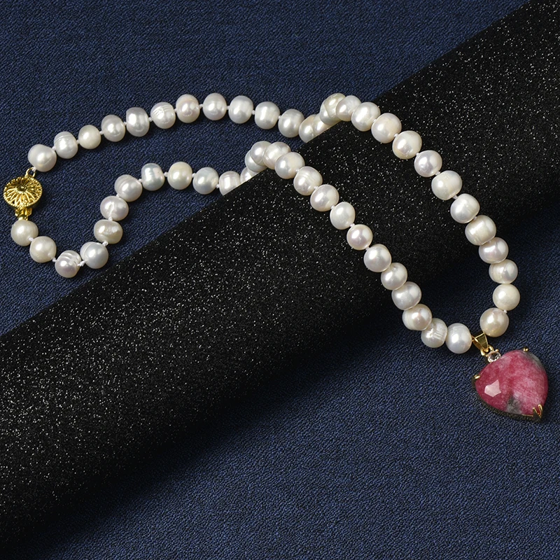 

A love-shaped rose-red 22*24*8 mm Pendant with a gray pendant connected to a 8-9 mm natural pearl necklace on a small white