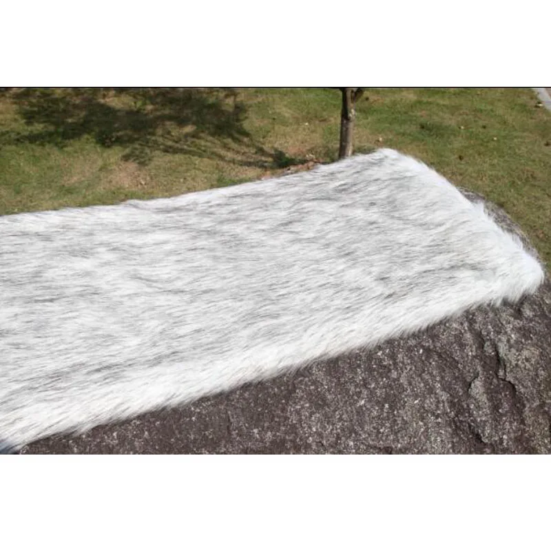 Хорошая ткань из искусственного меха черно-серого цвета с ворсом длиной 4-5 мм, подходящая для изготовления воротников, декоративных элементов одежды и других ремесел.