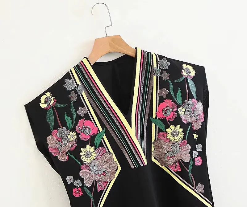 Платье-мини с V-образным вырезом и цветочной вышивкой | Женская одежда