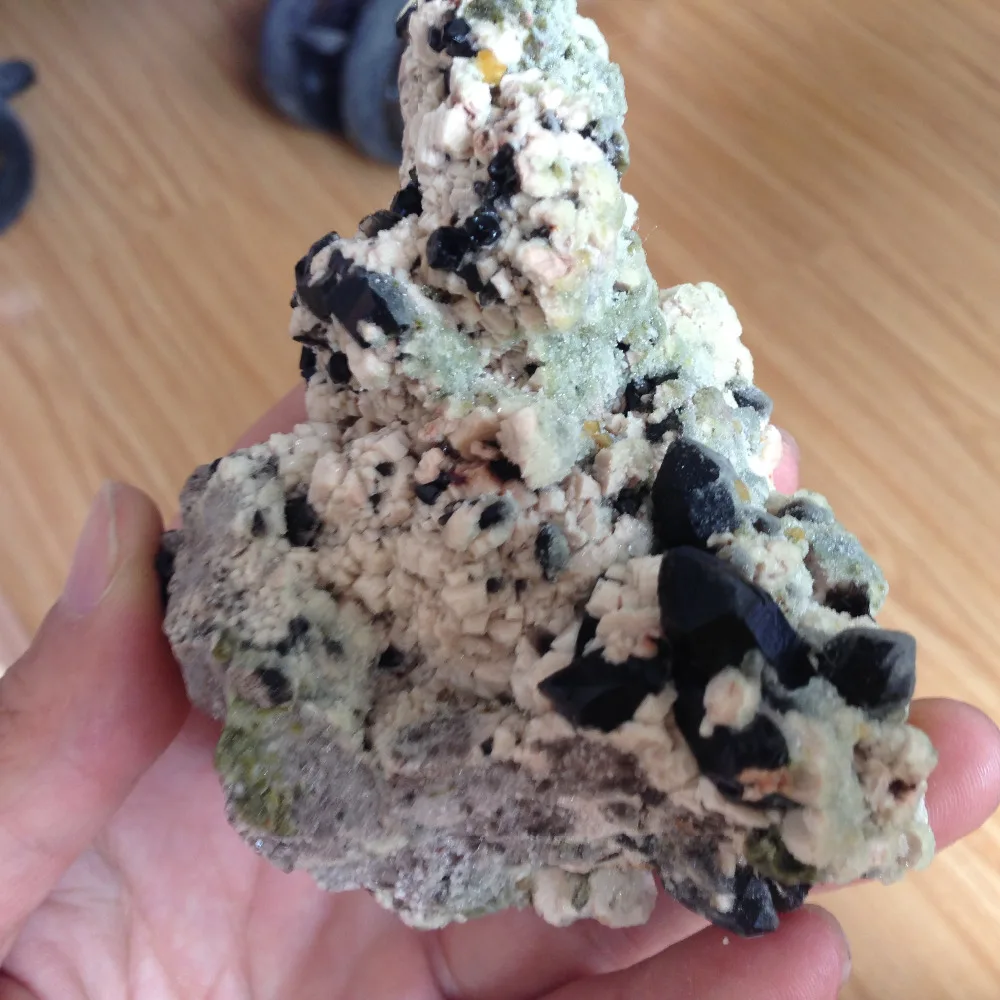 356 г натуральный черный кристалл и feldspar смешанный кластер образцы минералов