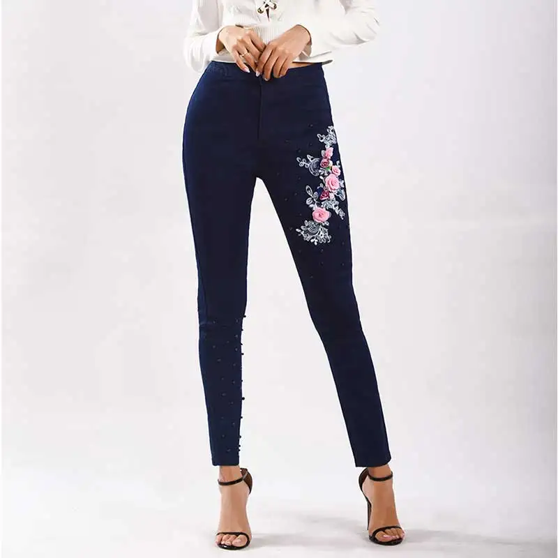 Женские джинсы карандаш с цветочной вышивкой и жемчугом облегающие брюки