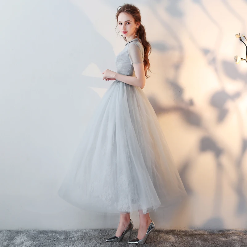 Женское платье для выпускного вечера серебристое трапециевидной формы из тюля