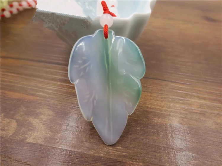 Ожерелье с подвеской из натуральных листьев халцедона ручной полировки