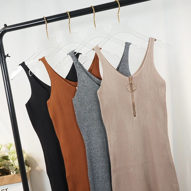 Женское длинное трикотажное платье на тонких бретелях с V-образным вырезом