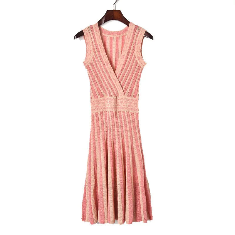 Женское трикотажное платье средней длины ажурное в полоску с глубоким V-образным