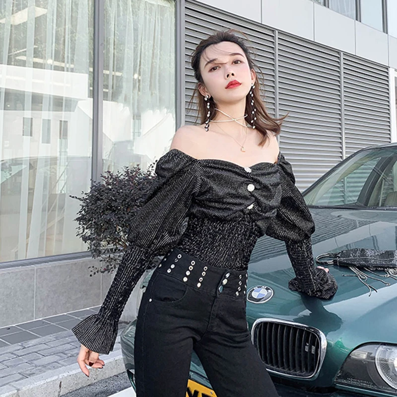 TWOTWINSTYLE с открытыми плечами обрезанный женский топ с вырезом лодочкой с пышными длинными рукавами туника черные рубашки блузка женская Весенняя корейская мода