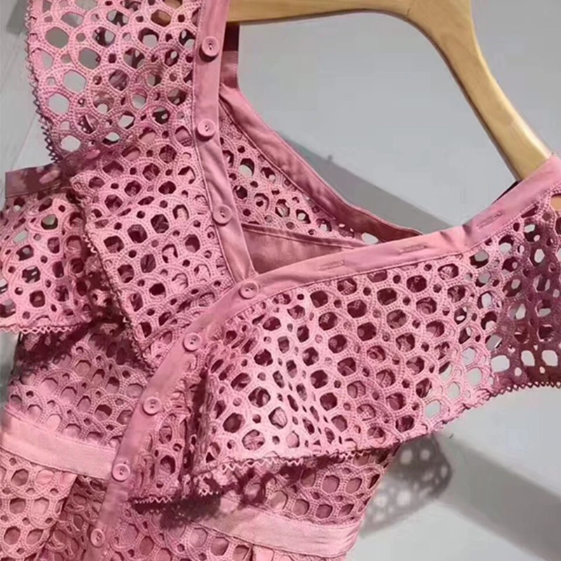 Женское асимметричное платье розовое ажурное подиумное с открытым плечом и