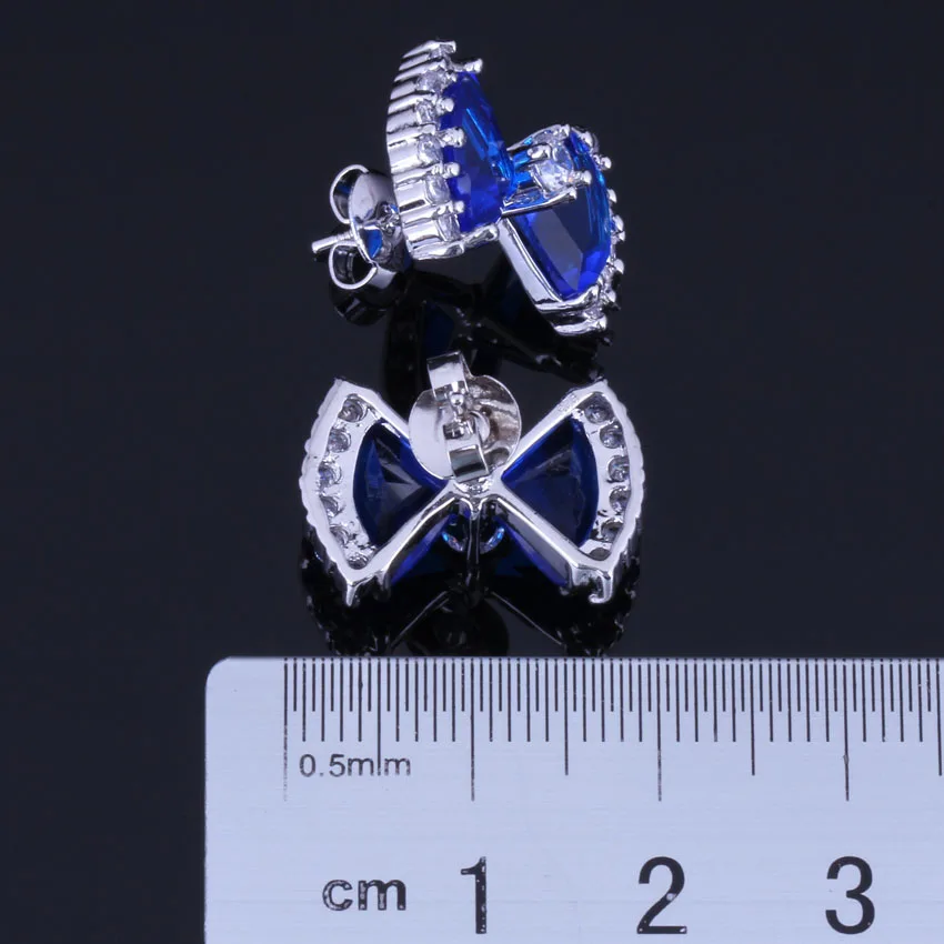 Красивые серьги-гвоздики в форме веера с голубым кубическим цирконием и белым