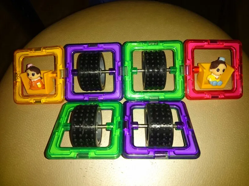 40 шт. Магнитная строительные блоки с куклы и большой одно колесо просветить