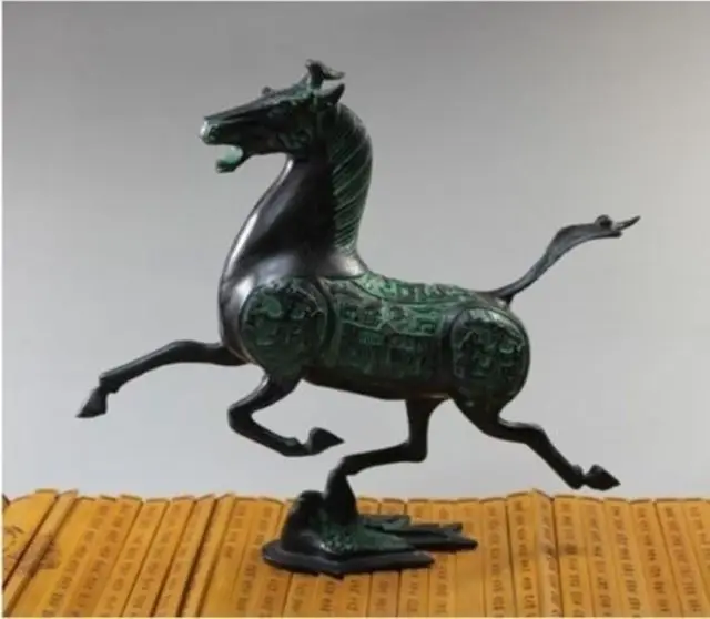 Chinese Old Vintage Exquisite Oriental Vintage Chinese brass statue horse fly swallow Figures decoration brass factory outlets