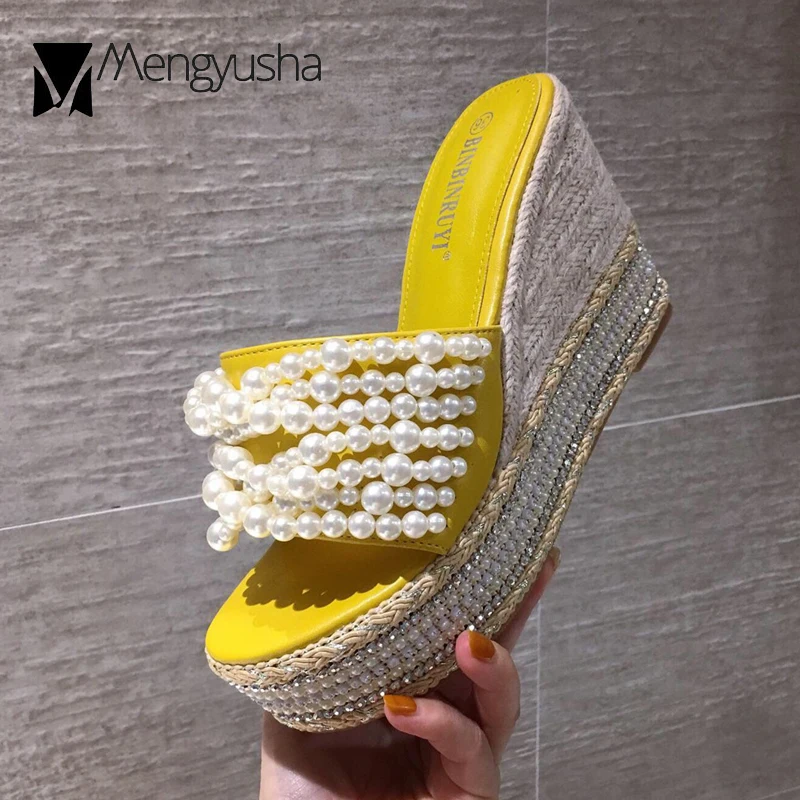 Сандалии на платформе Украшенные бусинами женские шлепанцы танкетке соломенные