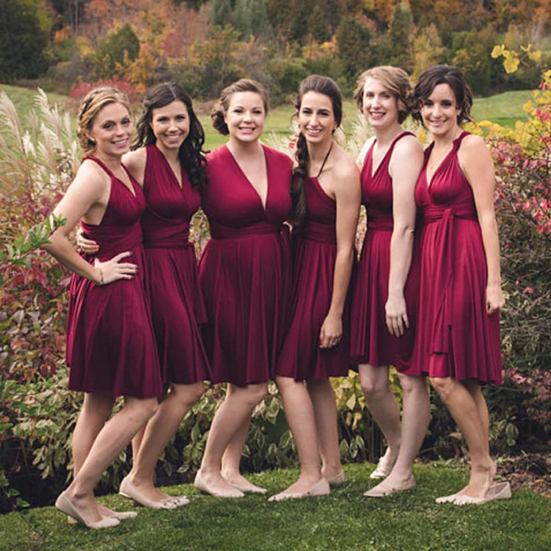 Бордовое платье подружки невесты короткое в стиле бесконечности винное