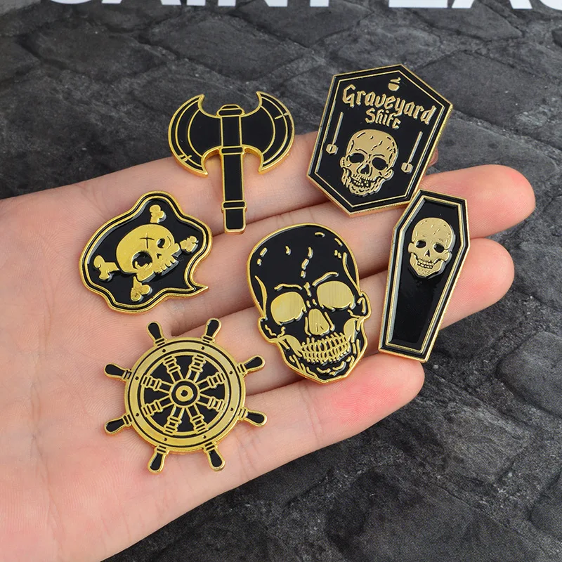 Броши в стиле панк с золотистым и серебристым топором значок виде чёрного черепа