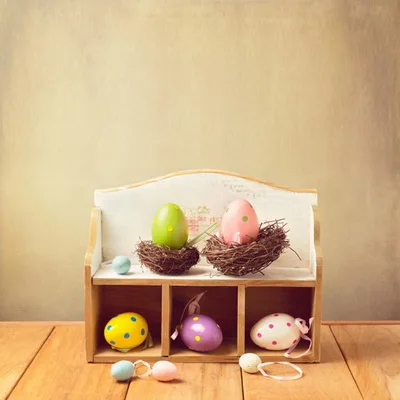 Уютный Пасхальные фотографии фонов напечатаны с разноцветные яйца лежал в