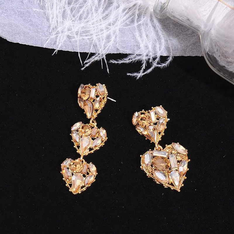 Асимметричные серьги подвески с большими и маленькими кристаллами в форме